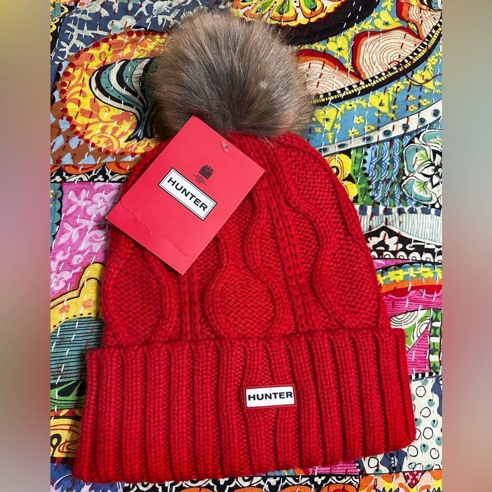 NWT Hunter Cable Knit Beanie with Faux Fur Pom
